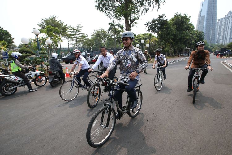 Gubernur DKI Jakarta, Anies Baswedan bersepeda dari balaikota Jakarta menuju Gedung DPR/MPR RI di Senayan, Jakarta, Rabu (25/9/2019).