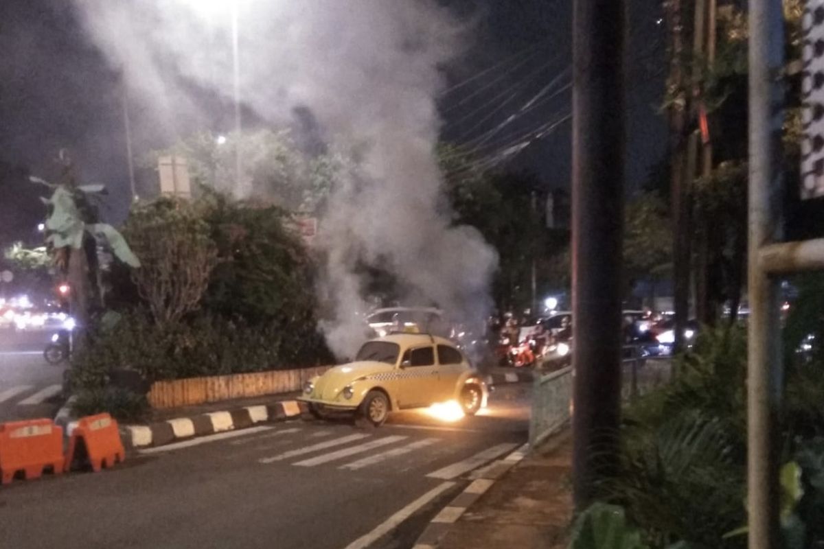 Sebuah mobil Volkswagen (VW) bernomor pelat B 1051 VL terbakar di Jalan TB Simatupang tepatnya di perempatan Jalan Raya Ragunan, Pasar Minggu, Jakarta Selatan pada Rabu (22/9/2021) malam.