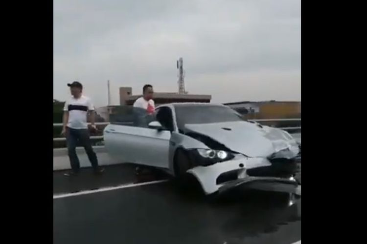 Mobil BMW mengalami kecelakaan di Slipi