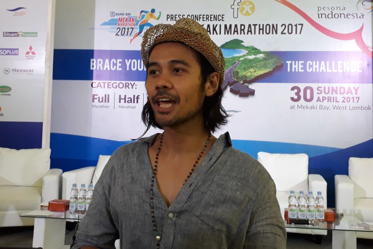 Chicco Jerikho saat dijumpai seusai jumpa pers BRI Mekaki Marathon 2017 di FX Sudirman, Jakarta Pusat, Jumat (21/4/2017).