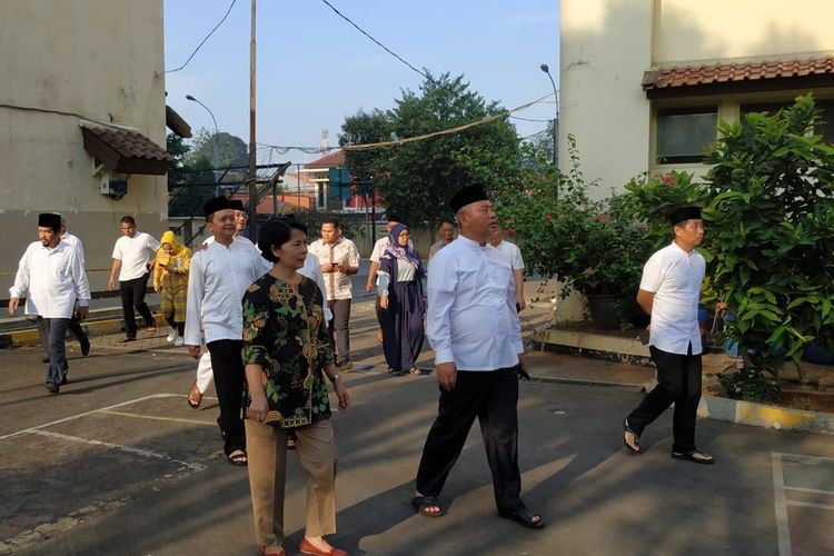 Wali Kota Bekasi Rahmat Effendi (putih, tengah) saat mengecek keadaan SMK Yadika 6 pascakebakaran Senin lalu, Rabu (20/11/2019).