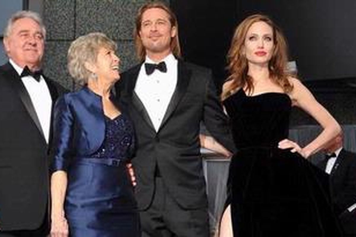 Angelina Jolie dan Brad Pitt berpose dengan orangtua Pitt, Jane dan William (Bill) Pitt, ketika mereka tiba di Hollywood & Highland Center, Hollywood (California, AS), Minggu (26/2/2012)  waktu setempat.