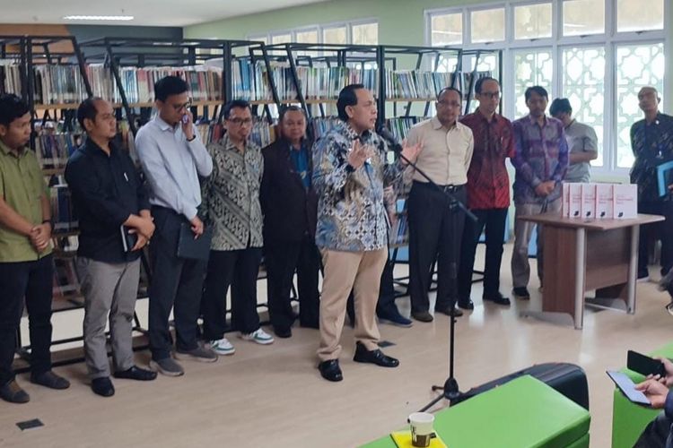 Rektor Untirta Fatah Sulaiman saat membacakan pernyataan sikap di Kampus Sindangsari Serang, Banten, Rabu (7/2/2024).