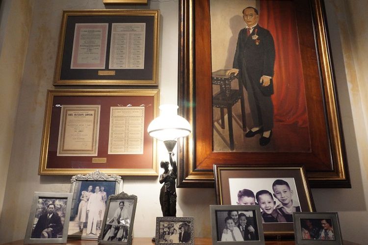 Deretan bingkai foto keluarga pendiri House of Sampoerna