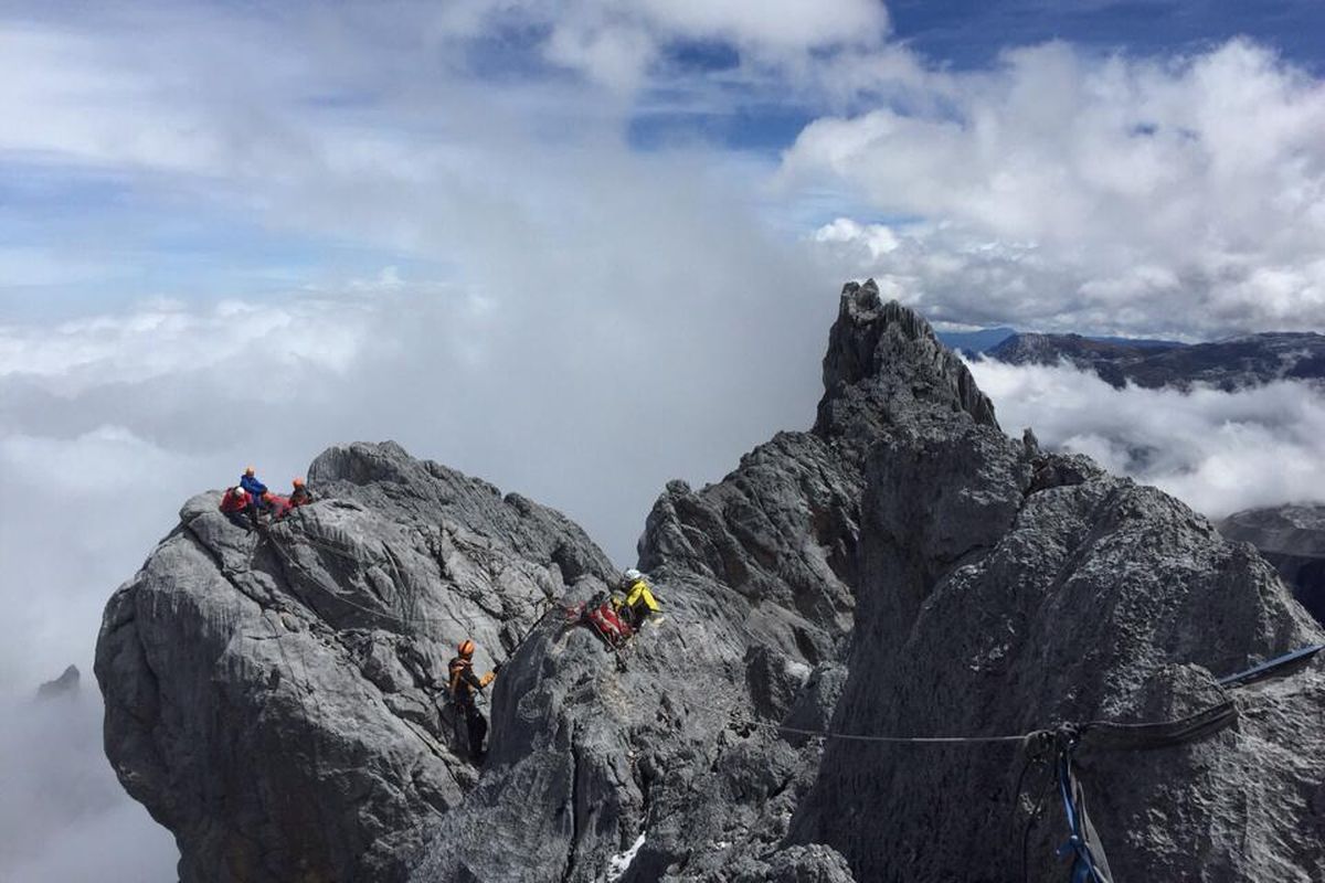 Pendaki di Gunung Carstensz, Papua.
