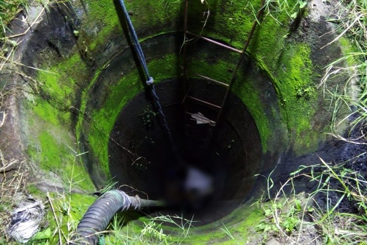 Sumur di Desa Waruk yang menewaskan 2 petani diduga karena menghirup gas beracun. Kedua petani tewas setelah berupaya menyalakan mesin diesel untuk menyedot air untuk irigasi sawah. 