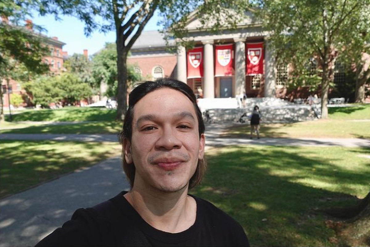 Artis dan pengusaha Jordi Onsu berswafoto di kampusnya, Harvard Business School di Boston, AS.
