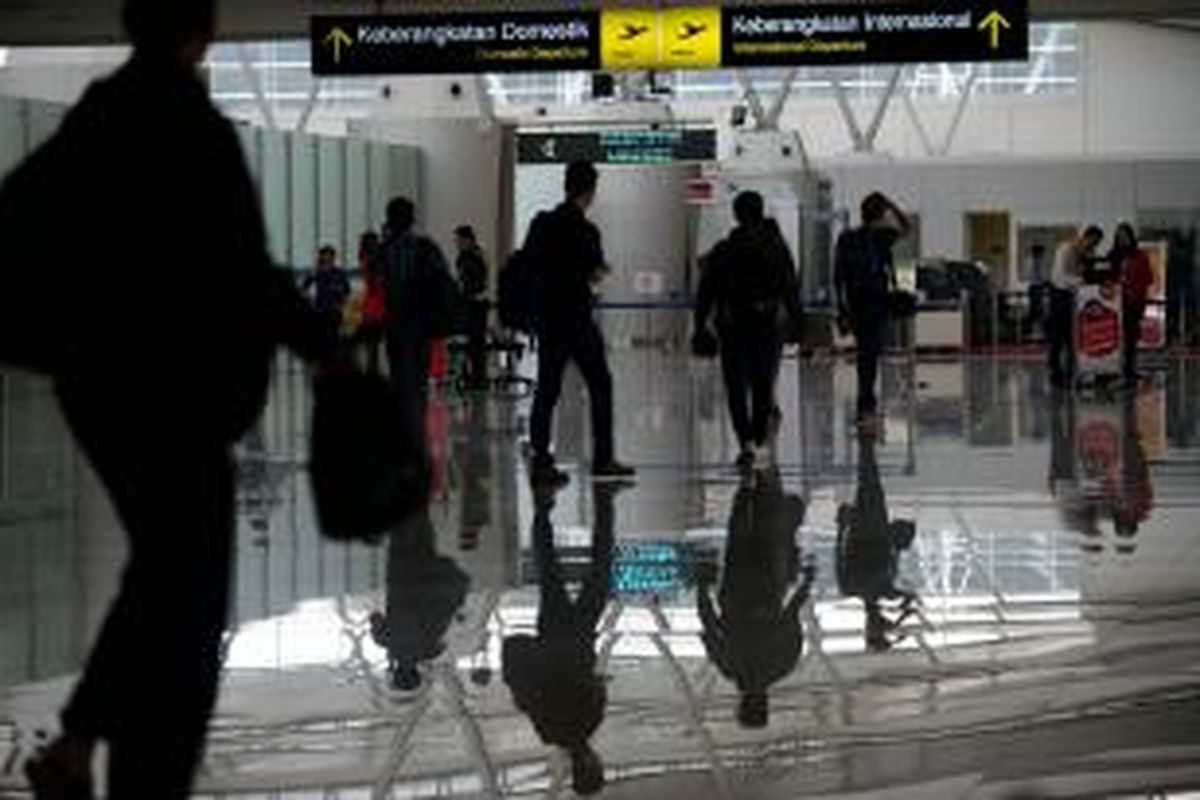 Calon penumpang memasuki ruang tunggu keberangkatan di Terminal 2 Bandara Juanda, Sidoarjo, Jawa Timur, Minggu (1/3/2015). Mulai 1 Maret, Bandara Juanda dan 12 bandara lain yang dikelola PT Angkasa Pura I menerapkan pungutan jasa layanan penumpang yang sudah masuk dalam harga tiket penumpang.