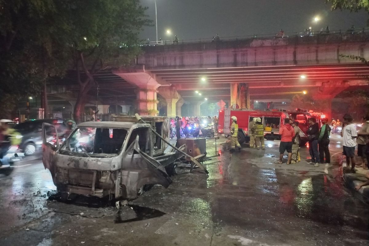 Sebuah mobil pikap yang membawa genset terbakar saat melintas di Jalan Raya Lenteng Agung, tepatnya di kolong fly over Tanjung Barat, Tanjung Barat, Jagakarsa, Jakarta Selatan pada Rabu (12/7/2023).