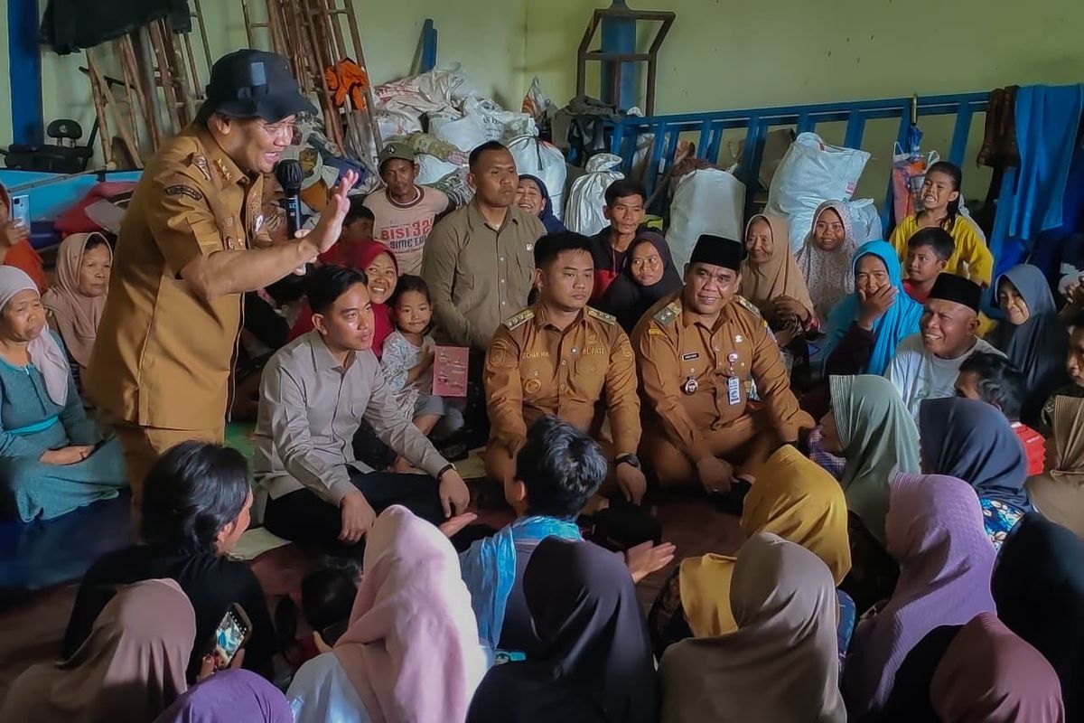 Gubernur Jawa Tengah (Jateng) Ahmad Luthfi mendampingi kunjungan Wakil Presiden RI Gibran Rakabuming Raka ke lokasi bencana tanah bergerak di Desa Padasari, Kabupaten Tegal Jumat (6/2/2026).
