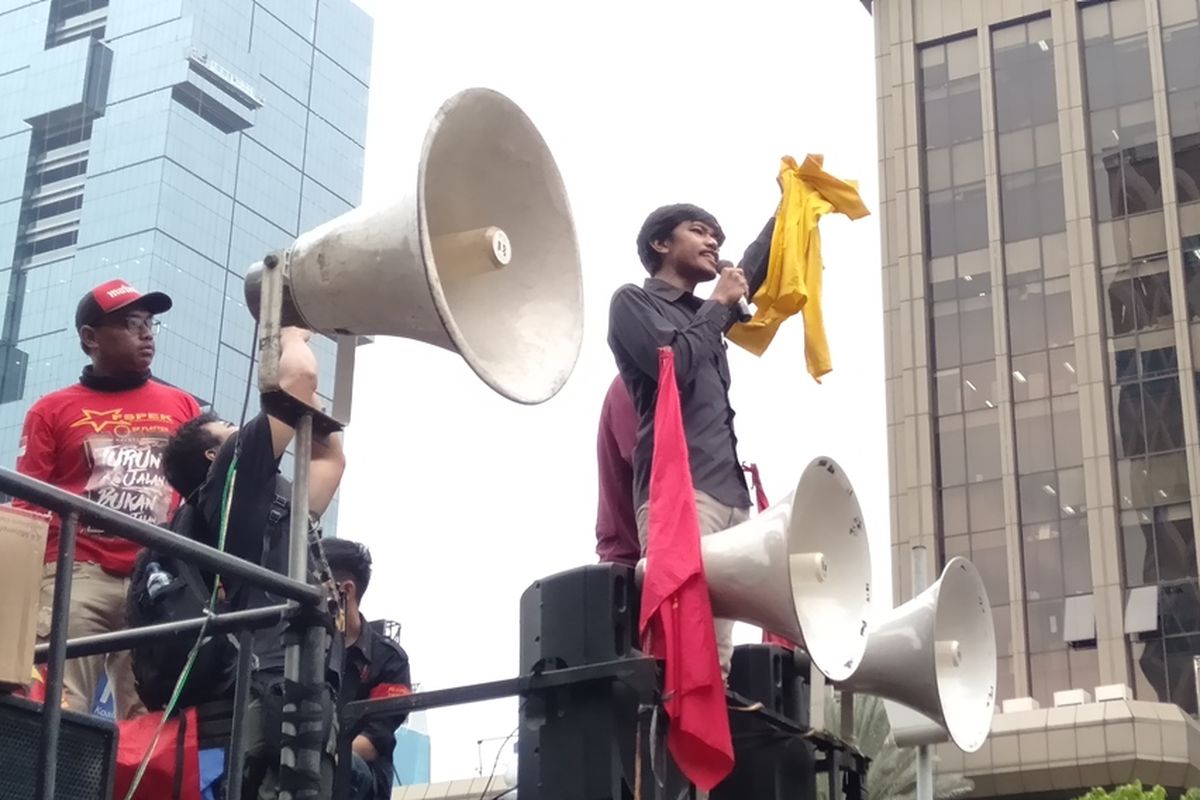 Ketua BEM UI Manik Margamahendra saat melepaskan almamater nya dan berorasi di depan massa di Jalan MH Thamrin pada Senin (28/10/2019).