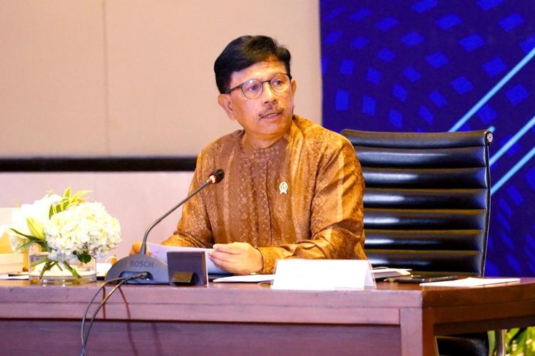 Menteri Komunikasi dan Informatika (Menkominfo) Johnny Gerard Plate usai menghadiri ?Forum Ekonomi Digital Kominfo (FEDK) IV: Platform Digital Marketplace? secara hibrida dari Hotel Grand Hyatt, Jakarta Pusat, Senin  (4/4/2021).
