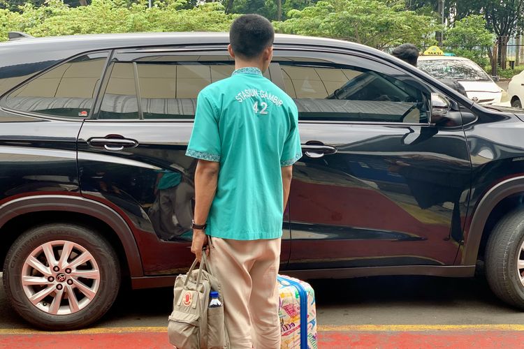 Jasa porter di Stasiun Gambir dikenakan tarif flat sebesar Rp 38.000 per orang. Satu porter dapat membawa maksimal dua barang. Penumpang yang tidak sempat memesan porter via aplikasi Access by KAI, bisa langsung menemui porter dan melakukan negosiasi harga.