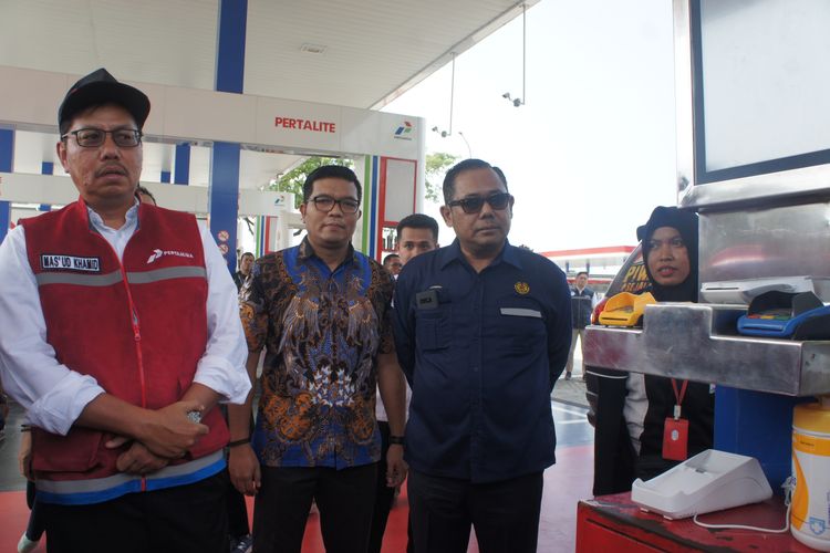 Direktur Pemasaran Retail Pertamina Masud Khamid bersama Komite BPH Migas Saryono dan Direktur Pembinaan Usaha Hilir Migas Muhammad Rizwi JH saat melakukan peninjauan sejumlah titik layanan BBM di Rest Area KM 57 tol Jakarta-Cikampek, Kamis (16/5/2019).