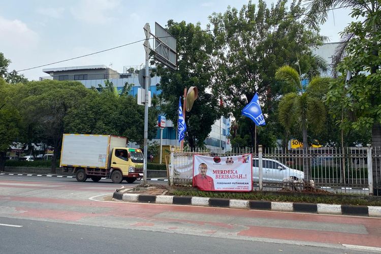 Atribut parpol yang terdiri dari bendera hingga spanduk partai dipasang di pagar pembatas busway di Jalan Panjang, Jakarta Barat, Rabu (22/8/2023). 