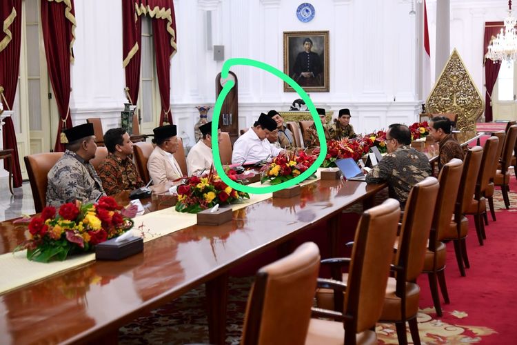 Menteri Pertahanan Prabowo Subianto diviralkan tertidur ketika sedang rapat bersama Presiden Jokowi. 
