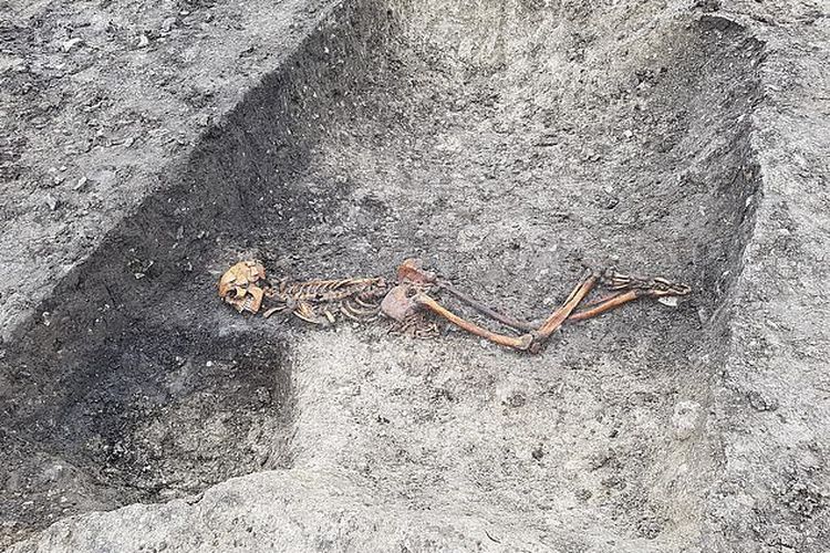 Penemuan kerangka manusia korban pembunuhan yang diyakini berusia 2.000 tahun, di proyek rel kereta cepat HS2 (High Speed 2) di Inggris.