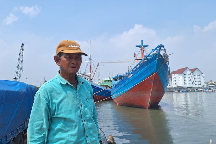 Bakar (77) pengemudi sampan di Pelabuhan Sunda Kelapa, Jakarta Utara. Rabu (17/4/2024).