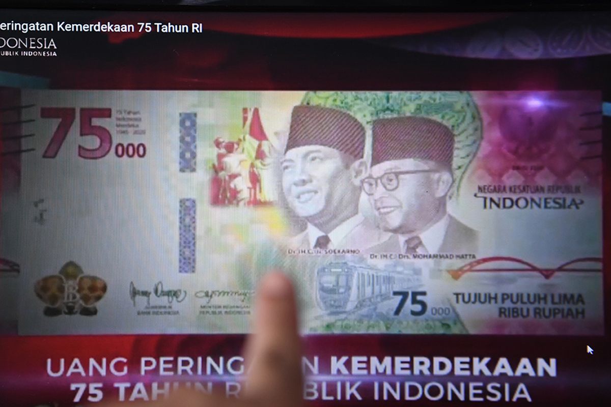 Warga memotret layar yang menampilkan uang lembar pecahan Rp 75.000 saat diluncurkan secara virtual, di Jakara, Senin (17/8/2020). Bank Indonesia mengeluarkan uang Peringatan Kemerdekaan 75 Tahun Republik Indonesia dengan bentuk lembar pecahan Rp 75.000.