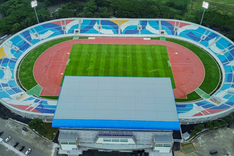 Foto udara Stadion Kanjuruhan yang selesai renovasi di Kepanjen, Kabupaten Malang, Jawa Timur, Sabtu (18/1/2025). Renovasi Stadion Kanjuruhan dengan luas 3,4 hektare dan berkapasitas 21.603 bangku yang menelan biaya Rp357,84 miliar tersebut telah selesai dan dalam proses penyerahan kepada Pemerintah Kabupaten Malang. ANTARA FOTO/Irfan Sumanjaya/rwa.