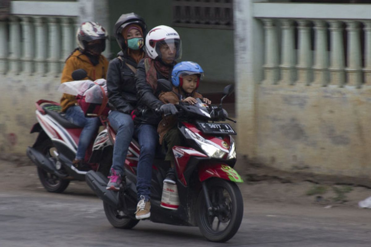 Bahaya membonceng anak di depan.