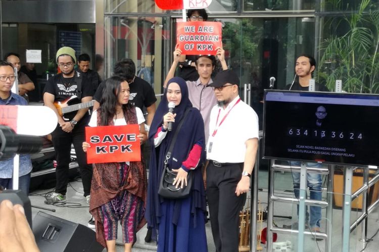 Istri dari penyidik senior Komisi Pemberantasan Korupsi (KPK) Novel Baswedan, Rina Emilda dan suaminya dalam acara Mari Bergerak #SAVEKPK di Gedung Merah Putih KPK, Jakarta, Selasa (15/1/2019). 