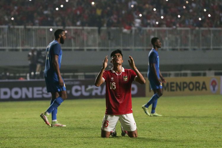 Pemain timnas Indonesia Ramadhan Sananta berselebrasi usai Indonesia menang melawan Curacao pada laga kedua FIFA Matchday di Stadion Pakansari, Kabupaten Bogor, Selasa (27/9/2022). Timnas Indonesia menang dengan skor 2-1.