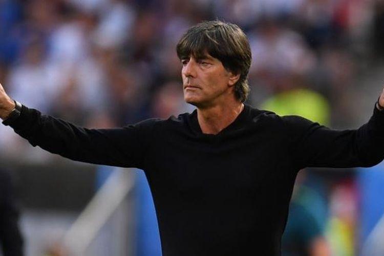 Pelatih Jerman, Joachim Loew, tengah mendampingi anak asuhnya dalam laga Piala Eropa 2016 kontra Italia, di Stade Matmut-Atlantique, Sabtu (2/7/2016) waktu setempat.