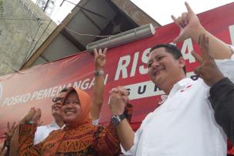 Pasangan calon Wali Kota dan Wakil Wali Kota Surabaya Tri Rismaharini dan Whisnu Sakti Buana mendatangi posko pemenangan di Jalan Kapuas 68, Surabaya, Rabu (9/12/2015).