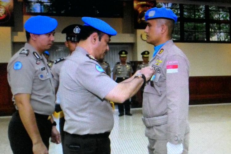 Kepala Divisi Hubungan Internasional Polri Irjen (Pol) Saiful Maltha menyematkan penghargaan Satyalancana Bakti Buana kepada 139 personel FPU-8 di Rupatama, Kompleks Mabes Polri, Kamis (16/3/2017).