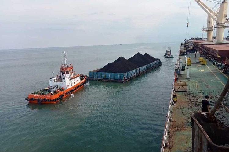 Aktivitas pnegiriman batubara dengan menggunakan kapal tongkang oleh PT Trimata Benua (TB).