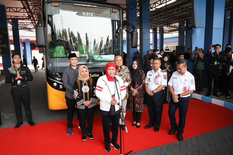 Gubernur Jawa Timur Khofifah Indar Parawansa meresmikan Bus Trans Jatim Koridor II yang mengusung tema Tribhuwana Tunggadewi di Terminal Kertajaya Kota Mojokerto, Minggu (20/8/2023).