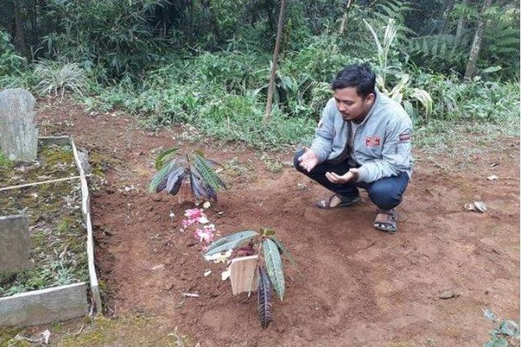 Makam bayi Dian Asriyani yang meninggal dunia setelah menjalani perawatan intensif di RSUD Bayu Asih karena dikubur hidup-hidup oleh ibunya sendiri. 