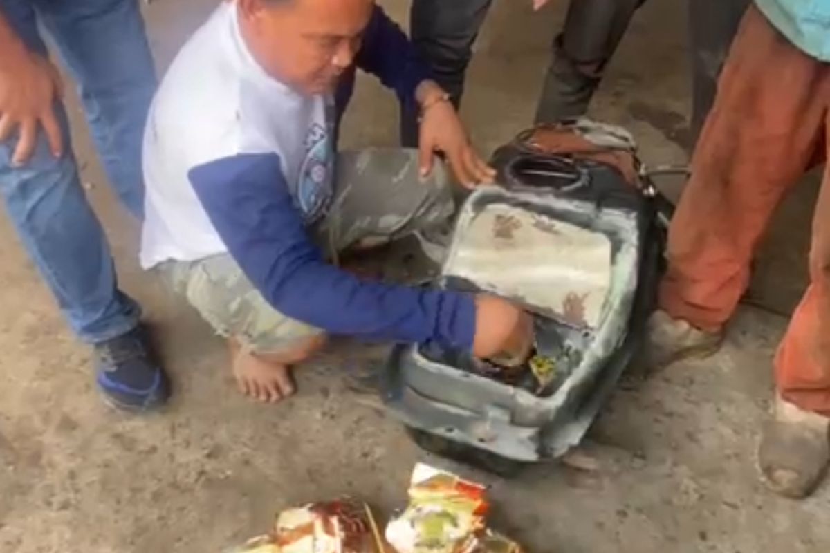 Polisi saat menangkap kurir narkoba yang menyembunyikan 13 kg sabu di tangki mobil Mitsubishi Pajero, Rabu (5/3/2025)