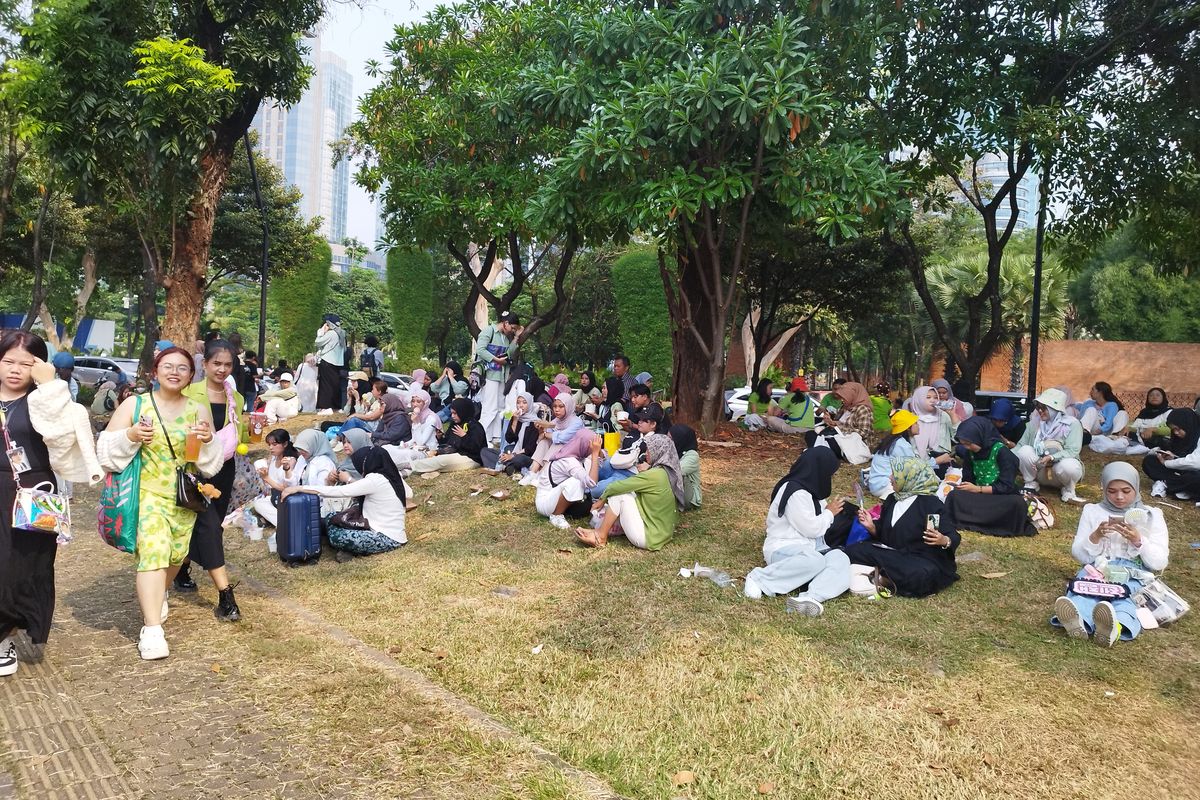 Sejumlah penonton NCT Dream menunggu konser mulai di area Plaza Timur GBK, Jakarta, Sabtu (18/5/2024).