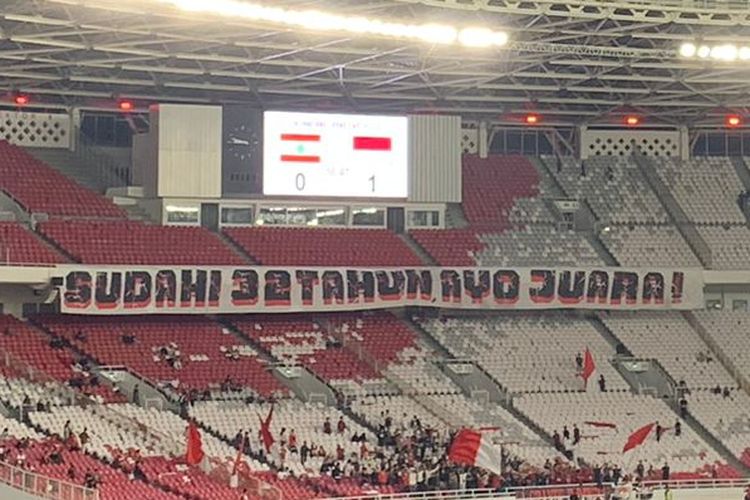 Sebuah spanduk bertuliskan Sudahi 32 tahun, ayo juara terbentang dalam pertandingan timnas U22 Indonesia vs Lebanon di Stadion Utama Gelora Bung Karno (SUGBK), Senayan, Jakarta, pada Minggu (16/4/2023).