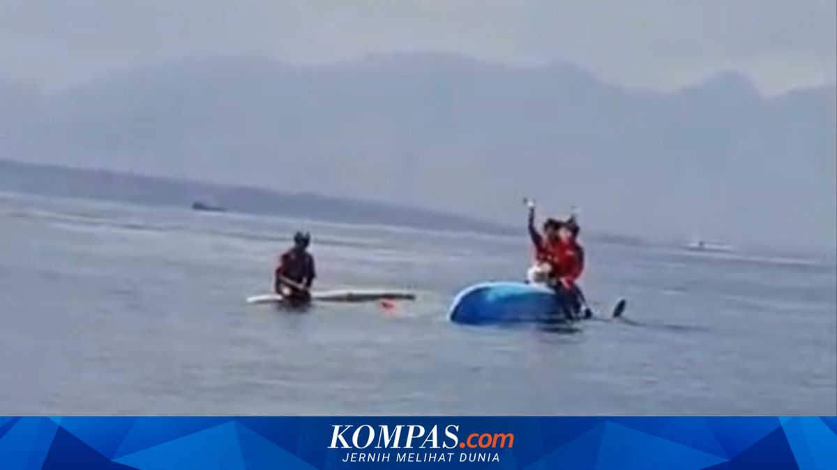 Cuaca Ekstrem Selat Bali, Perahu Ojek Terbalik Usai Dihantam Gelombang