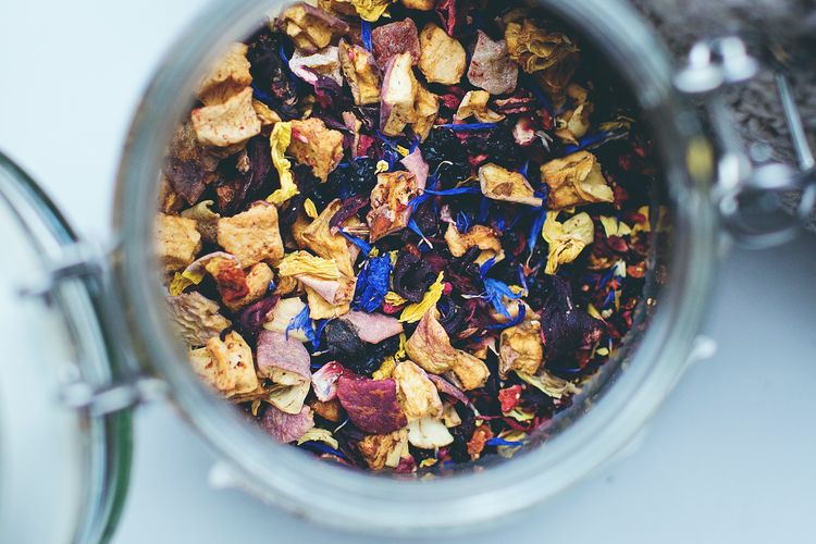 Potpourri adalah pengharum ruangan dari bunga dan dedaunan kering. 