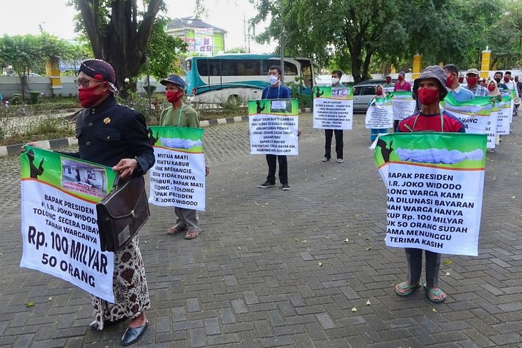 Puluhan warga Desa Guwosari, Kecamatan Pajangan, Kabupaten Bantul, Yogyakarta menggelar aksi di halaman rektorat Universitas Islam Negeri (UIN) Sunan Kalijaga dengan mengindahkan protokol kesehatan, Rabu (17/6/2020).