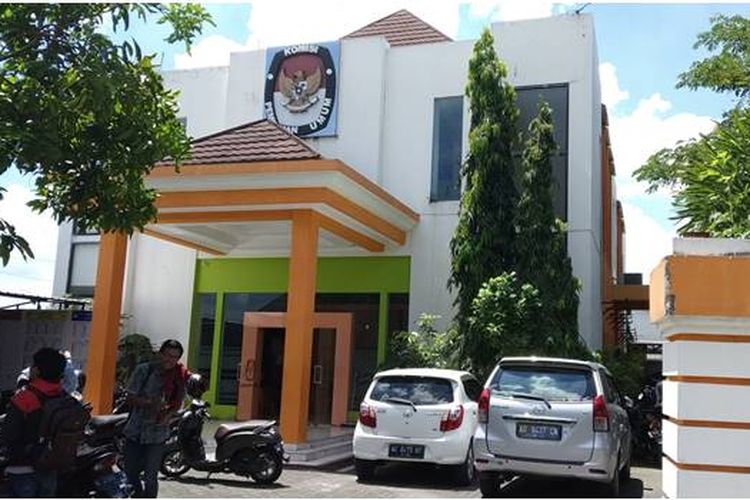 Kantor KPU Surakarta Jalan Kahuripan Utara No. 23 Sumber, Kecamatan Banjarsari, Solo. 