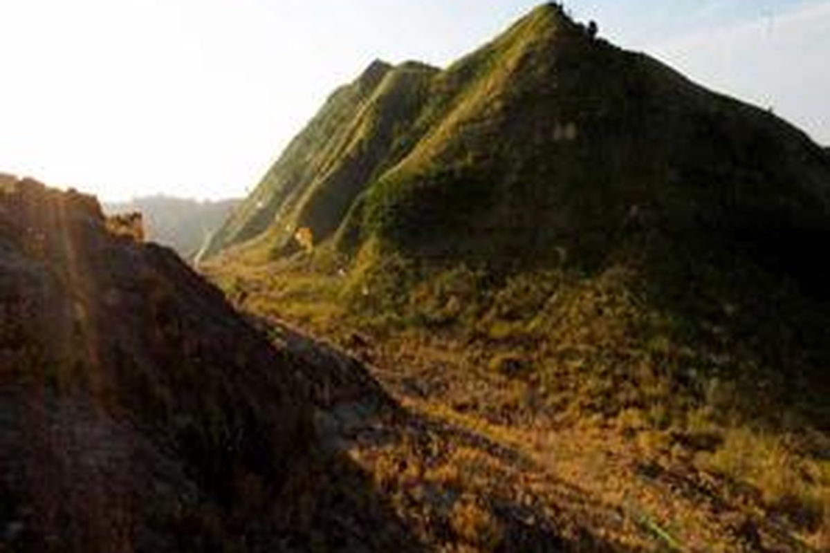 Lembah yang terletak di bahu  Gunung Rokatenda dengan ketinggian 863 mdpl di Pulau Palue, Kabupaten Sikka, Nusa Tenggara Timur, Selasa  (29/05), indah pada sore hari. Lembah ini dihiasi padang sabana.