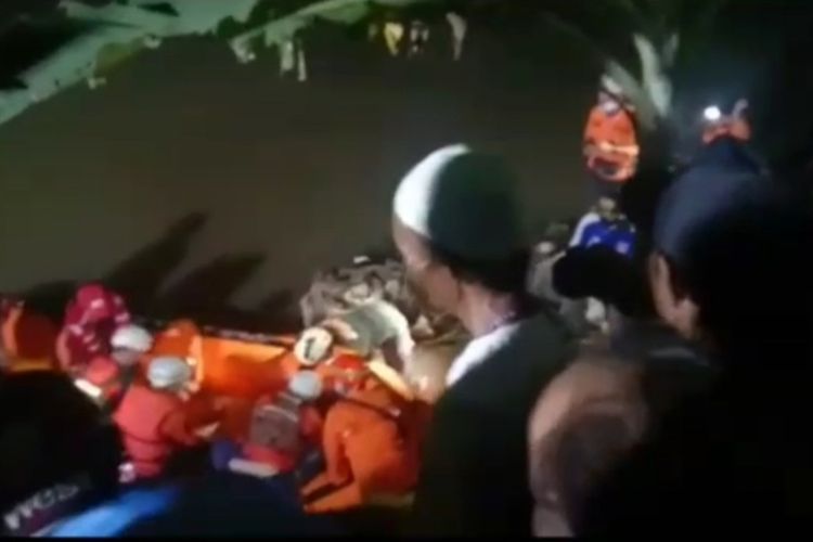 Petugas SAR evakuasi 11 jenazah siswa tenggelam di sungai Ciamis, Jumat (15/10/2021).
