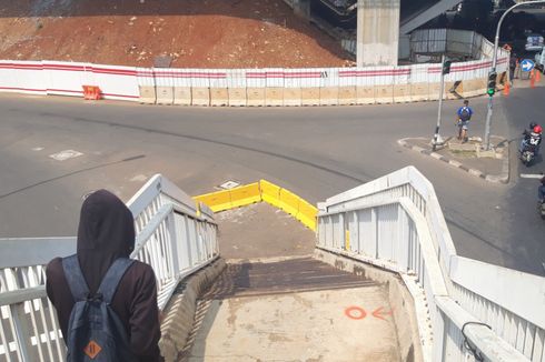 Terimbas Pelebaran Jalan, Tangga JPO Dewi Sartika Jadi di Tengah Jalan