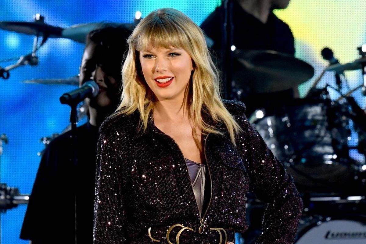 Penyanyi Taylor Swift tampil di panggung 7th Annual We Can Survive, yang dipersembahkan oleh AT&T di The Hollywood Bowl, Los Angeles, pada 19 Oktober 2019.