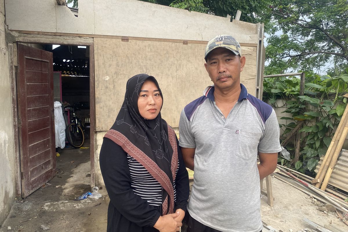 Pemilik bangunan liar di Kampung Pulo Timaha, Babelan, Kabupaten Bekasi, Narulloh (47), dan sang istri, Dahromi.