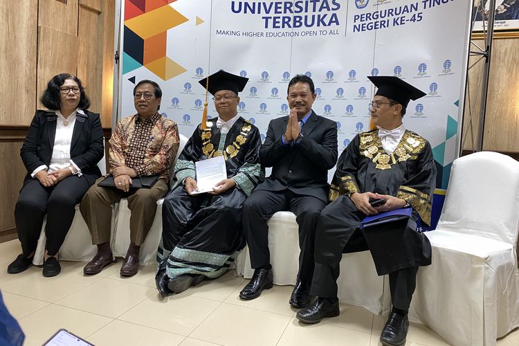 Walikota Madiun, Maidi (jas hitam) setelah resmi lulus dalam Ujian Sidang Terbuka TAPD UT yang digelar pada Selasa, 21 November 2023 di UT Convention Center, Tangerang Selatan.
