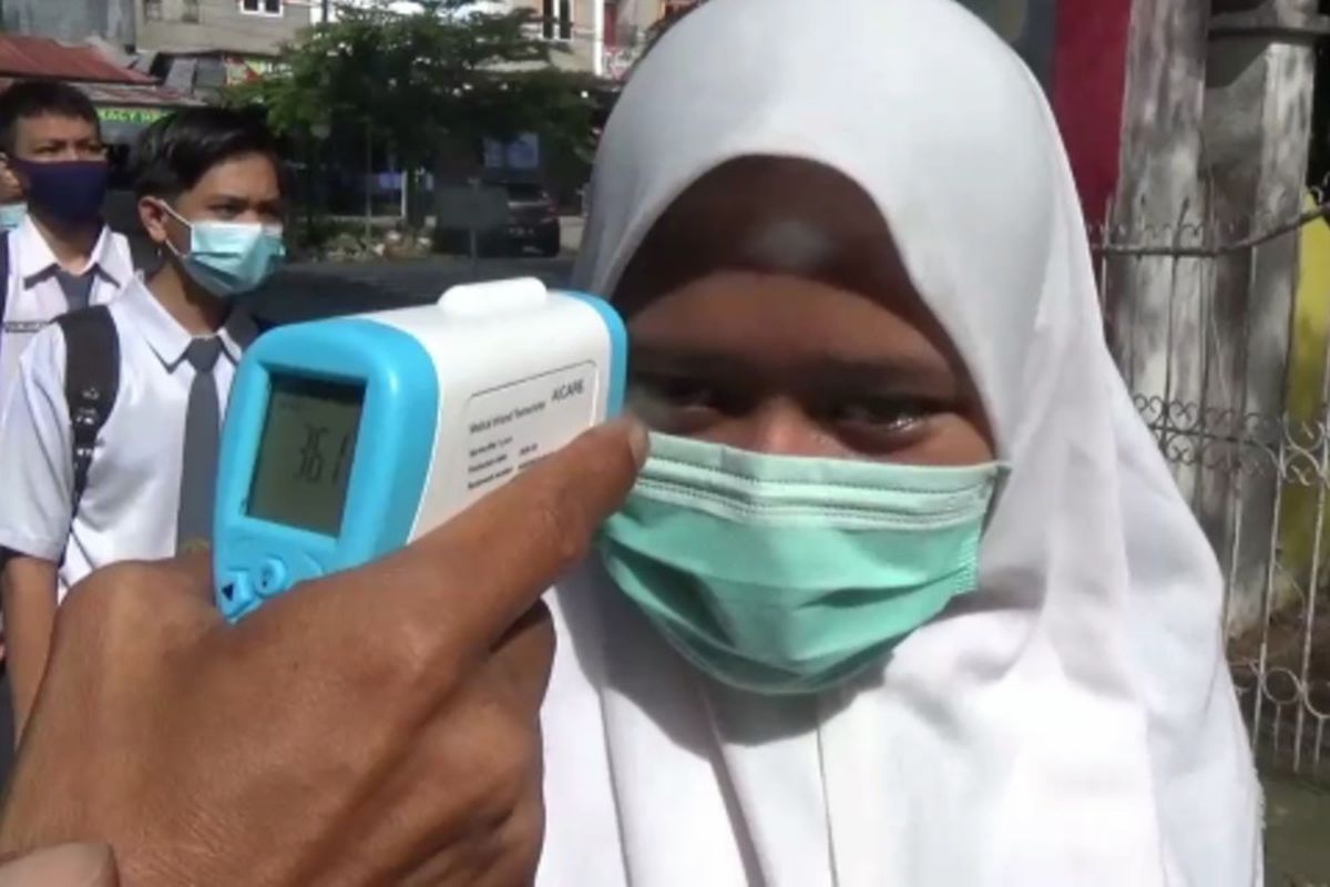 Sekolah Tatap Muka Disambut Antusias, Siswa Antri Cuci Tangan dan Periksa Suhu Tubuh Puluhan Meter di Pintu Gerbang