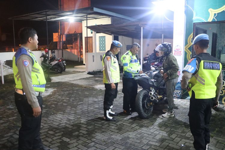 Ratusan Polisi 
