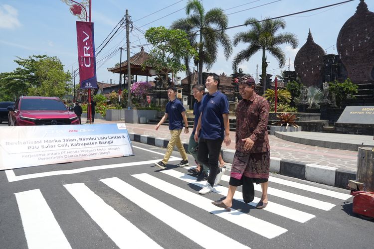 Acara serah terima revitalisasi jalan dan rambu lalu lintas antara direksi Honda Prospect Motor dan Pemerintah Daerah Bangli, Bali.