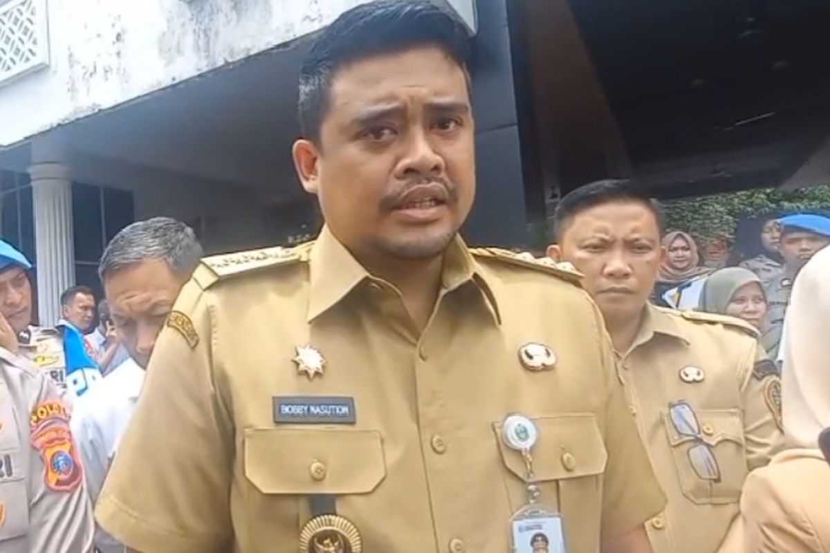 Gubernur Sumut Bobby Nasution saat diwawancarai wartawan di DPRD Sumut, Senin (1/9/2025)